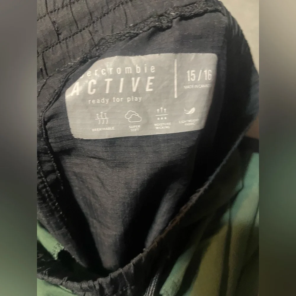 🔴 3/$12 Teen Boy’s Abercrombie Green and Black Shorts! Size 15/16‎